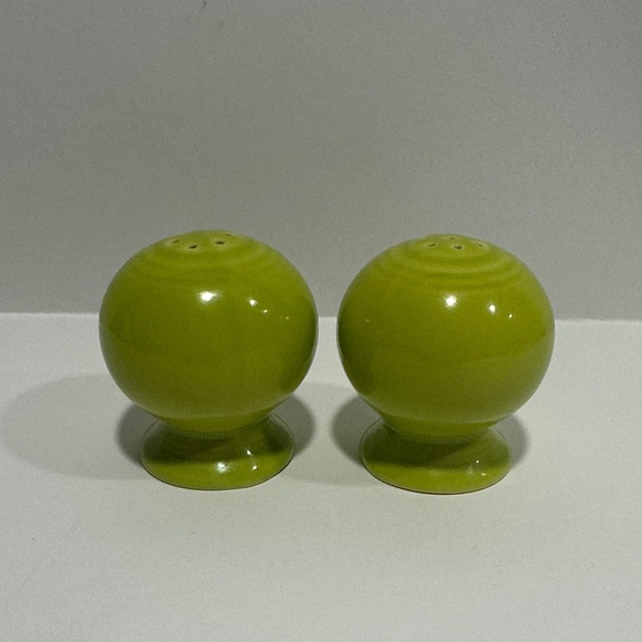 Vintage 90s Fiestaware Lime Green / Chartreuse  Round Salt and Pepper Shakers - Picture 3 of 5